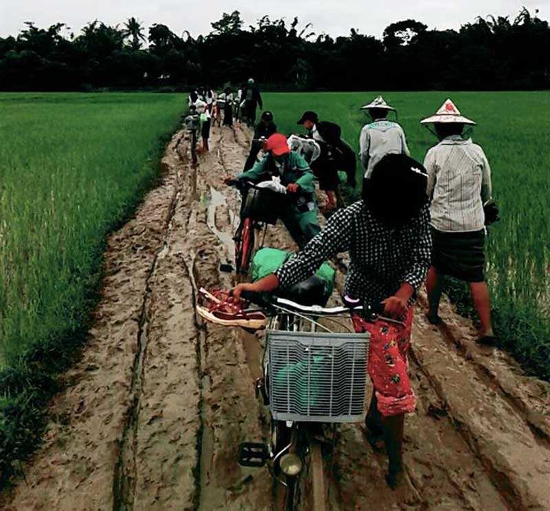 ​ေက်းရြာခ်င္​းဆက္​ လမ္​းပ်က္​စီး​ေနမႈ​ေၾကာင့္ ေက်ာင္​းသား​ေက်ာင္​းသူမ်ား သြားလာ​ေရး ခက္​ခဲ​