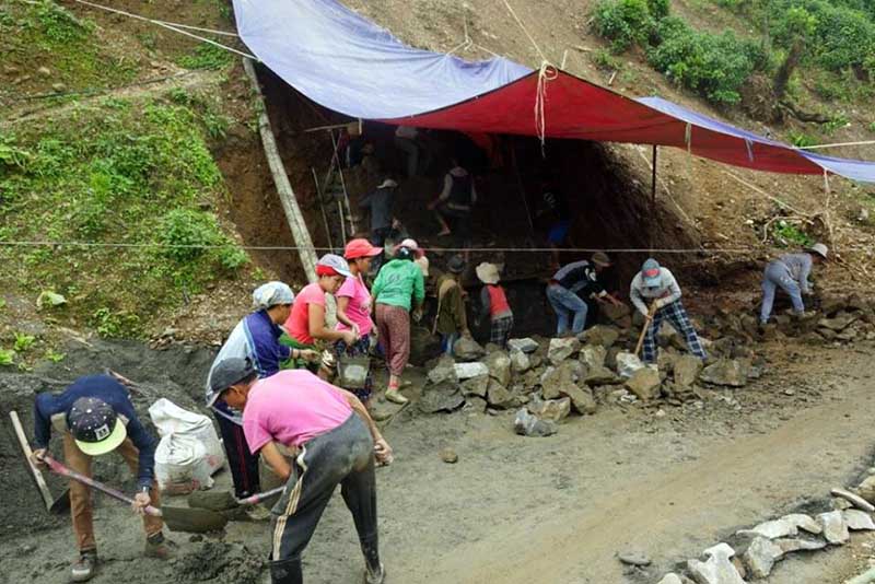 ဖလမ္းၿမဳိ႕တြင္ ေျမအက္ကြဲၿပဳိက်မႈျဖစ္ပြားသျဖင့္  လူေနအိမ္အခ်ဳိ႔ေျပာင္းေရႊ႕(ဓာတ္ပံု)
