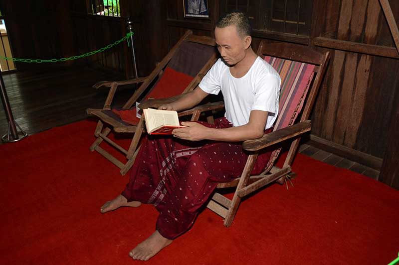 အာဇာနည္ေန႔အတြက္ျပင္ဆင္ထားသည့္ နတ္ေမာက္ၿမိဳ႕ရွိ ဗိုလ္ခ်ဳပ္ေနအိမ္ျပတိုက္ (ဓာတ္ပံု)