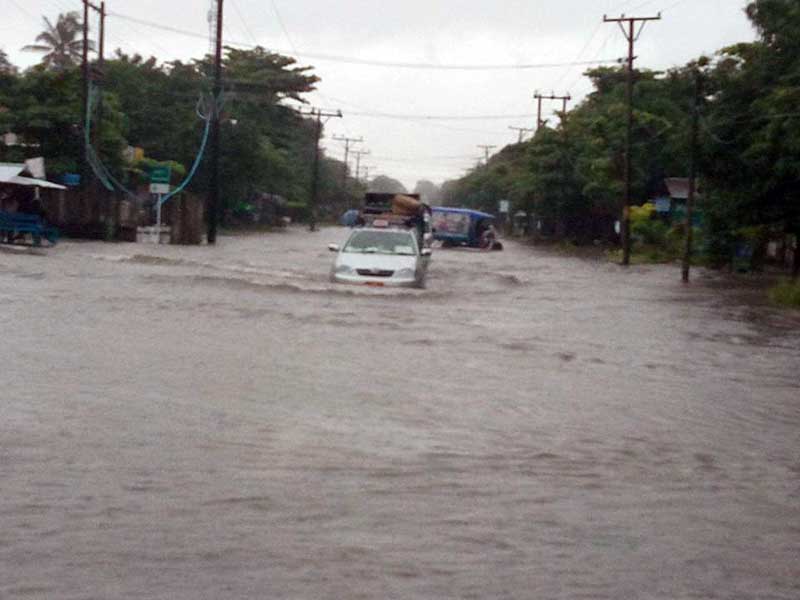 ေမာ္လၿမိဳင္ အေ၀းေျပးလမ္းႏွင့္အနိမ့္ပုိင္းရပ္ကြက္အခ်ဳိ႔ ေရလႊမ္း