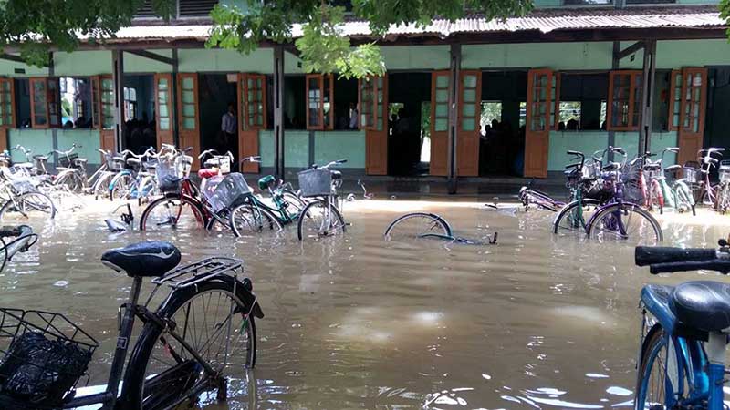 ေညာင္ေလးပင္တြင္ ေရႀကီးေရလွ်ံမႈေၾကာင့္ ေက်ာင္းတခ်ဳိ႕ ပိတ္ထား