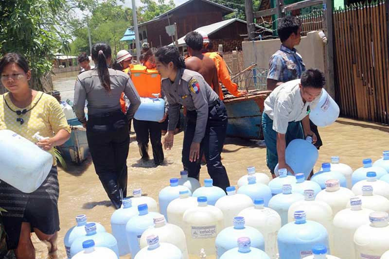 မံုရြာၿမိဳ႕နယ္ရဲတပ္ဖြဲ႔က အိမ္ေျခ ၂၅၅ အတြက္ ေသာက္ေရသန္႔မ်ား လႉဒါန္း