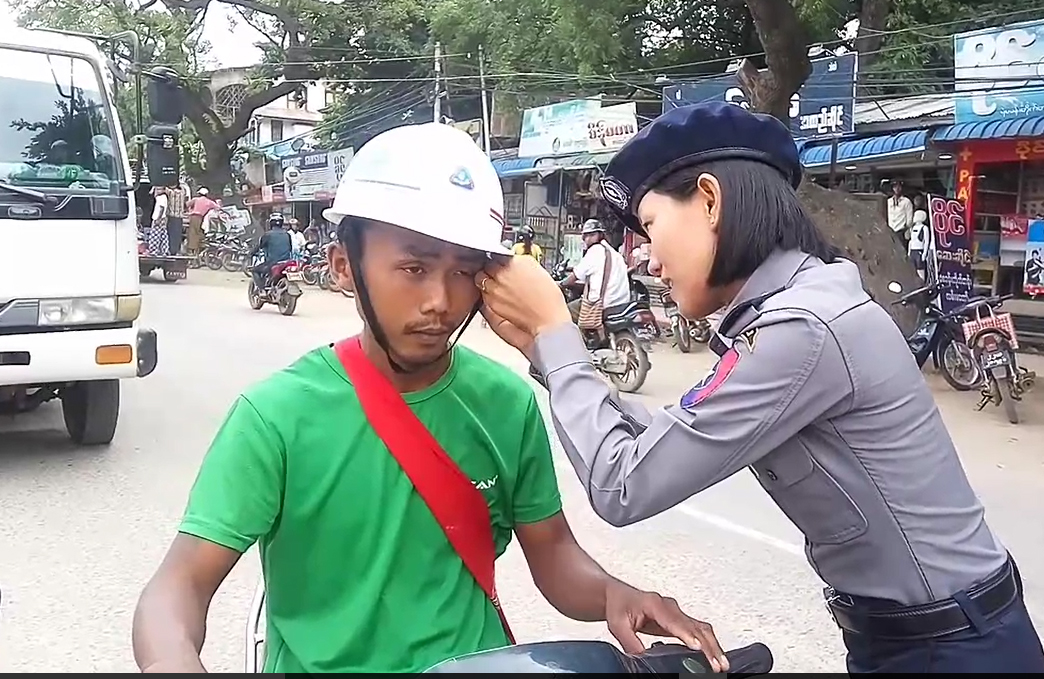 ​​ေခ်ာက္​ၿမိဳ႕နယ္​တြင္ ဆိုင္ကယ္ဦးထုပ္ ေ၀ငွၿပီး အသိပညာေပးမႈမ်ား ျပလုပ္