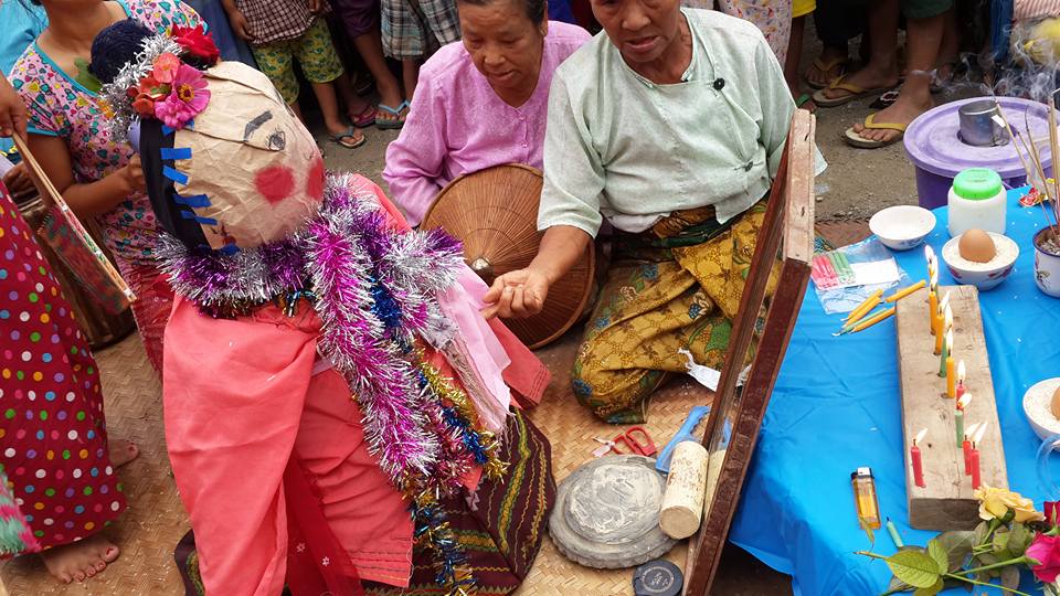 မိုးညႇင္းတြင္ မိုးေခါင္သျဖင့္ မႏွင္းဆီနတ္ပင့္ၿပီး မိုးေခၚပြဲက်င္းပ (႐ုပ္သံ)