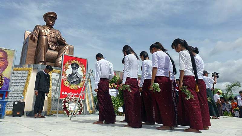 မႏၱေလးၿမိဳ႕ မႏၱလာတံခြန္ပန္းၿခံ ဗိုလ္ခ်ဳပ္ေၾကး႐ုပ္တြင္ အာဇာနည္ေန႔အခမ္းအနား က်င္းပ