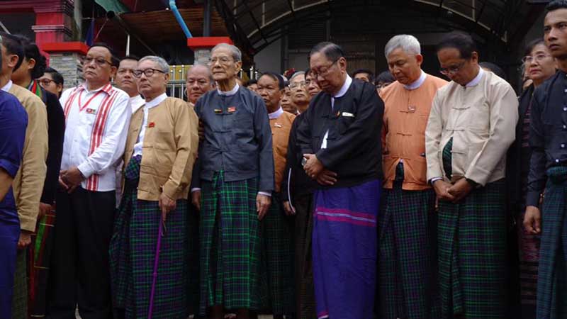 အန္အယ္လ္ဒီေခါင္းေဆာင္မ်ား ႐ုံးခ်ဳပ္ေရွ႕တြင္ အာဇာနည္ေခါင္းေဆာင္မ်ားကို အေလးျပဳ