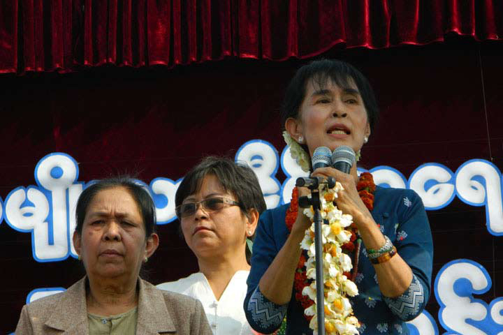 အ​ေျခခံဥပ​ေဒ​ေျပာင္း​လဲရန္ စစ္တပ္ပူး​ေပါင္း​ပါဝင္မူလိုဟု ​ေဒၚ​ေအာင္ဆန္း​ စုၾကည္​ေျပာ