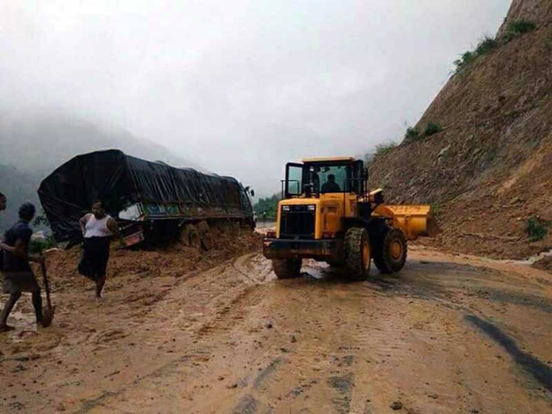 မလႊဲေတာင္ ကားလမ္းတြင္ ေတာင္ၿပိဳမႈျဖစ္၊ လမ္းလုပ္သား ၁ ဦး ေပ်ာက္ဆံုး