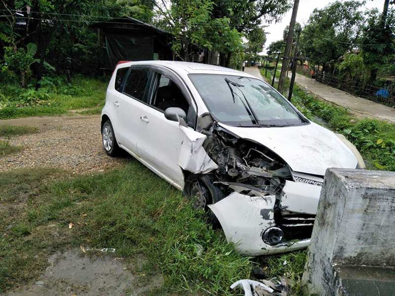 ကားေရွ႕ဘီးေပါက္ၿပီး အရွိန္လြန္၍ တံတားအုတ္ေဘာင္အား ၀င္တုိက္