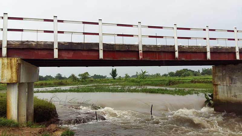 သိန္း ၄၀၀ အကုန္အက်ခံေဆာက္ထားသည့္ ကြန္ကရစ္တံတားတိုင္အခ်ဳိ႕ ေရစီးထဲေမ်ာ