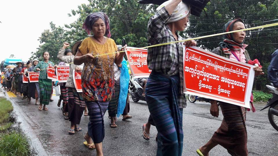 သိမ္းဆည္းလယ္ယာေျမမ်ား ျပန္လည္ရရွိေရး လူ ၁၀၀ ခန္႔ သထံုတြင္ ဆႏၵျပ