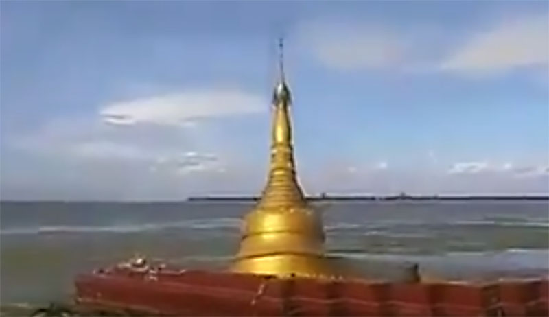 ပခုကၠဴၿမိဳ႕နယ္က ေစတီႀကီးတဆူ ကမ္းပါးၿပိဳက်မႈေၾကာင့္ ျမစ္ထဲၿပိဳက် (႐ုပ္သံ)