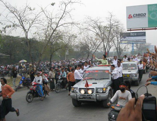 မနၱ​ေလး​မွာ ​ေဒၚ​ေအာင္ဆန္း​စုၾကည္ကို လူထု သိန္း​နဲ့​ခ်ီ ၾကိုဆို