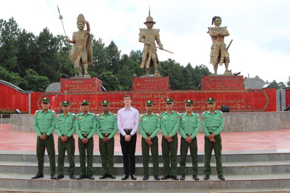 ျမန္မာစကားေျပာတတ္သည့္ အေမရိကန္ဗုိလ္ေလာင္း စစ္တကၠသိုလ္သို႔ လာေရာက္လည္ပတ္