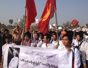 နြား​ထိုး​ၾကီး​ျမို့​တြင္ ​ေဒၚ​ေအာင္ဆန္း​စုၾကည္ လူထု​ေဟာ​ေျပာပြဲ ျပုလုပ္ (ဓာတ္ပံု)