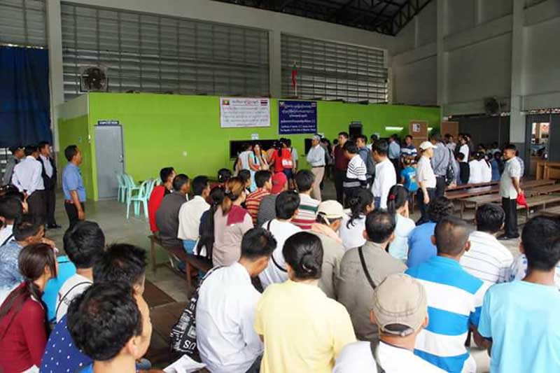 ထုိင္းတြင္ သက္ေသခံလက္မွတ္လုပ္သည့္ ျမန္မာအလုပ္သမား မ်ားျပား