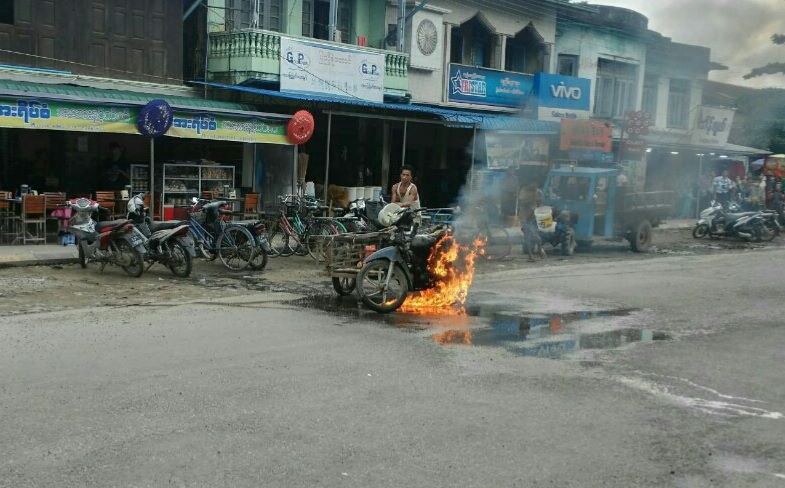 ျဖဴးၿမိဳ႕မရဲစခန္းအနီး ဆိုင္ကယ္ေဘးတြဲတစီး မီးထေလာင္၊ ယာဥ္ေမာင္းထြက္ေျပး