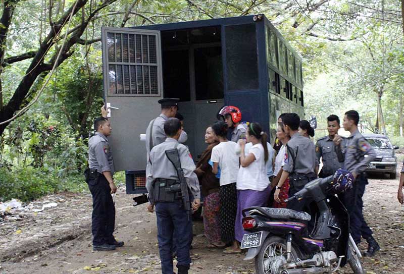 က်ဴးေက်ာ္ေနထိုင္မႈျဖင့္ တရားစြဲခံထားရသူ ၁၇ ဦးကုိ ေထာင္ဒဏ္ ၁ လစီခ်မွတ္