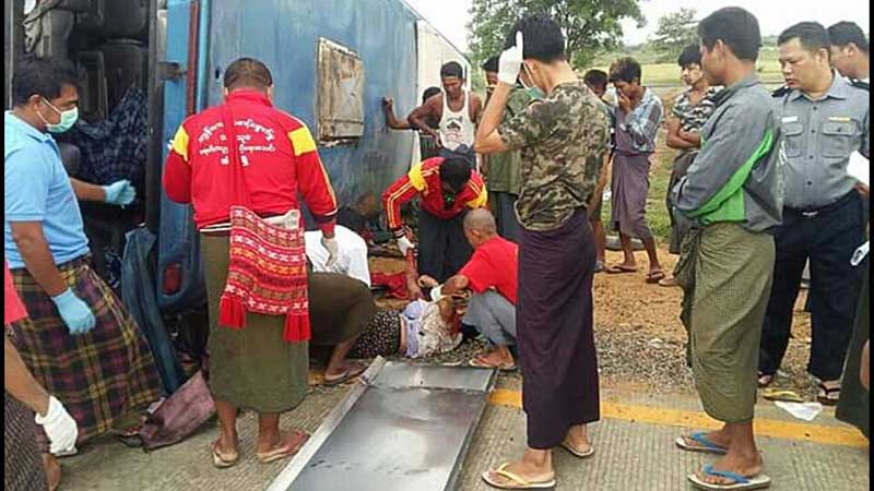 ရန္ကုန္-မႏၱေလးလမ္းေဟာင္းတြင္ ခရီးသည္တင္ကားေမွာက္၊ ၁ ဦးေသ၊ အမ်ားျပားဒဏ္ရာရ