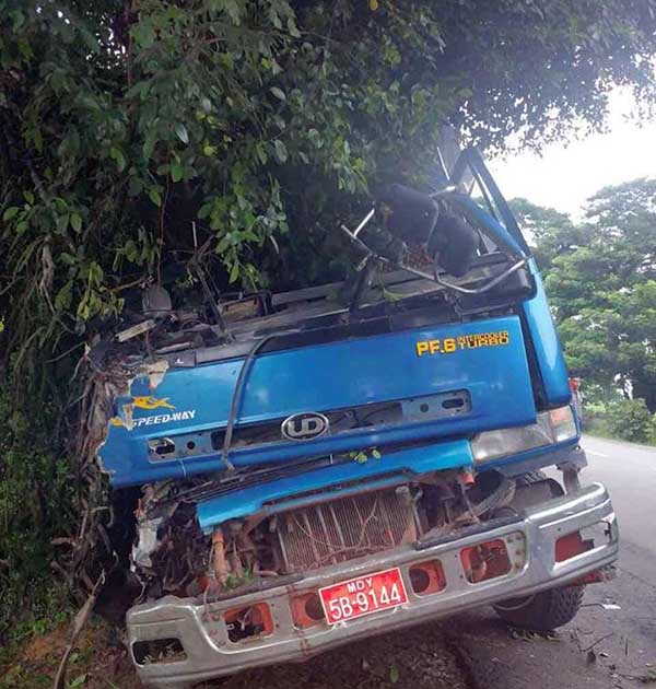 ရန္ကုန္-မႏၱေလး ကားလမ္းတြင္ ကားတစီး သစ္ပင္၀င္တိုက္၊ ယာဥ္ေမာင္း ေသဆံုး
