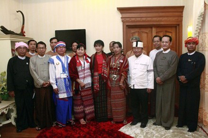 ေဒၚေအာင္ဆန္းစုၾကည္နွင့္ တုိင္းရင္းသားပါတီက အမတ္မ်ား ေတြ့ဆံု