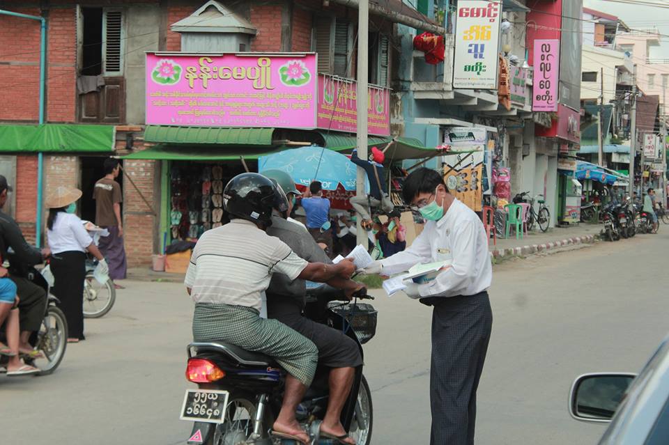 H1N1 ကာကြယ္ေရး ပ်ဥ္းမနားတြင္ လက္ကမ္းစာေစာင္ႏွင့္ ႏွာေခါင္းစည္းမ်ား ေဝငွ