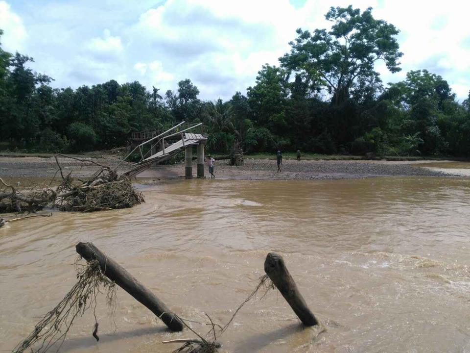 ေတာင္က်ေခ်ာင္းေရေၾကာင့္ ေဆာက္လုပ္ၿပီး ၂ လခန္႔သာရွိေသးသည့္တံတား ေရထဲေမ်ာ
