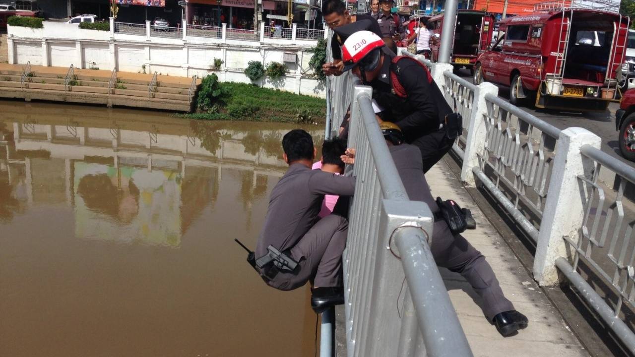 ဇနီးျဖစ္သူ တျခားအမ်ဳိးသားေနာက္ လုိက္သြားလုိ႔ ျမန္မာအလုပ္သမား ျမစ္ထဲခုန္ခ်ေသေၾကာင္းႀကံ