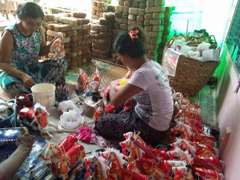 တိုက္ႀကီးတြင္ မိ႐ိုးဖလာ နတ္ျမင္း႐ုပ္ျပဳလုပ္သည့္ လုပ္ငန္းရွင္မ်ား ေလ်ာ့နည္းလာ