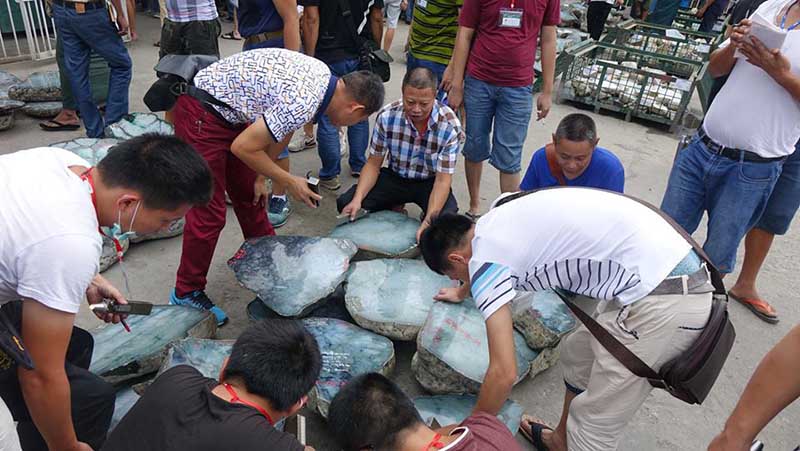 အိတ္ဖြင့္တင္ဒါစနစ္ျဖင့္ေရာင္းမည့္ ေက်ာက္စိမ္းတြဲမ်ားအား ၾကည့္႐ႈခြင့္ျပဳ