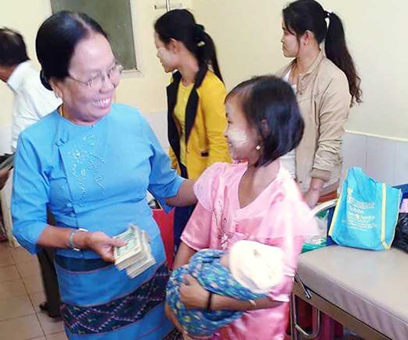 ေဆးစြဲမိဘေၾကာင့္ အာဟာရျပတ္ကေလး ေဆး႐ုံမွဆင္း၊ လူကယ္ျပန္က ေစာင့္ေရွာက္ထား