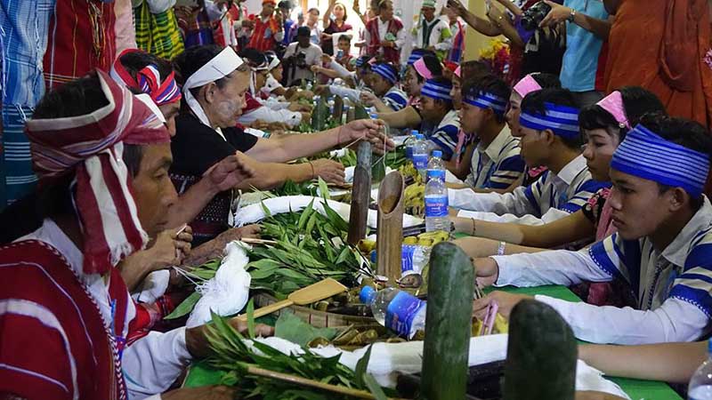 ကရင္႐ိုးရာ ျဖဴခ်ည္ျဖဴဖြဲ႔ မဂၤလာအခမ္းအနား ကြမ္းၿခံကုန္းၿမိဳ႕တြင္ က်င္းပ(ဓာတ္ပံု)