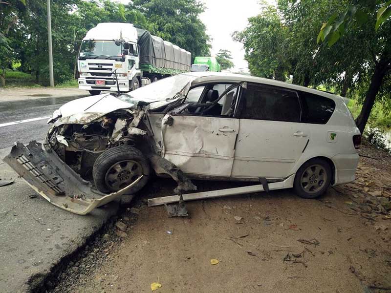 ရန္ကုန္-မႏၱေလး ကားလမ္းတြင္ ယာဥ္ႏွစ္စီး မ်က္ႏွာခ်င္းဆိုင္တိုက္