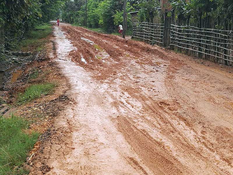 က်ပ္ သိန္း ၁၀၀ အကုန္က်ခံခင္းထားသည့္ ရြာခ်င္းဆက္လမ္း ၆ လအတြင္း ပ်က္စီး