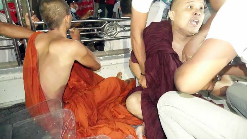 မႏၱေလး သပိတ္စခန္းအား အစိုးရအဖြဲ႔ ၀င္ေရာက္ဖ်က္သိမ္း