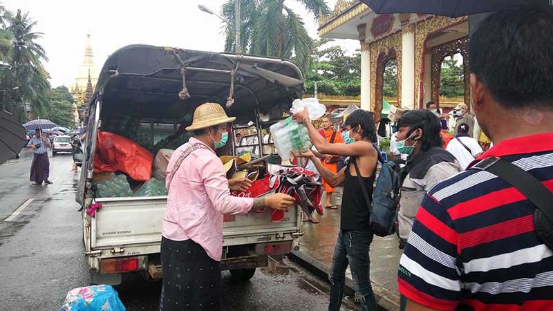 အစုိးရႏုတ္ထြက္ေပးေရး ေတာင္းဆုိေနသည့္ ရန္ကုန္သပိတ္စခန္း ႐ုပ္သိမ္း