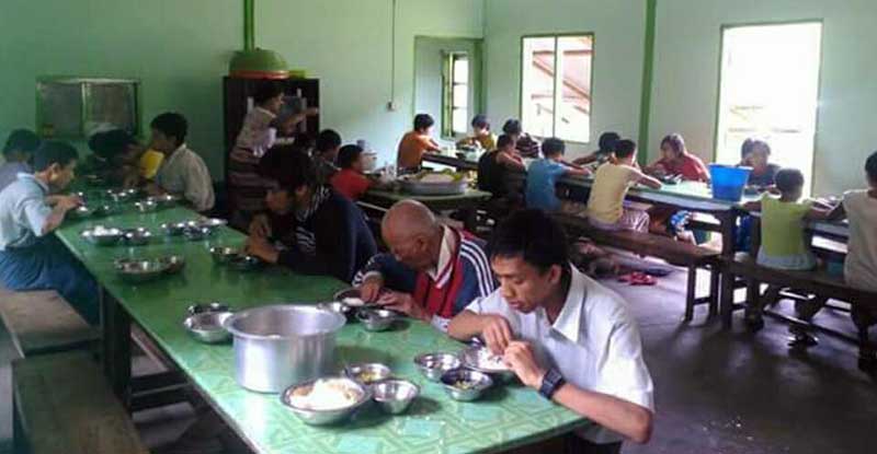 ရဲတပ္သားမ်ားလစာမွ မ်က္မျမင္ေက်ာင္းကုိ ေန႔လယ္စာ အလႉျပဳလုပ္