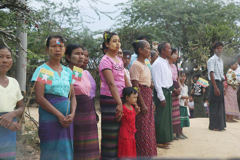ေဒၚေအာင္ဆန္းစုၾကည္ႏွင့္ ေက်းလက္ျပည္သူမ်ား စကားဝိုင္းက်င္းပ