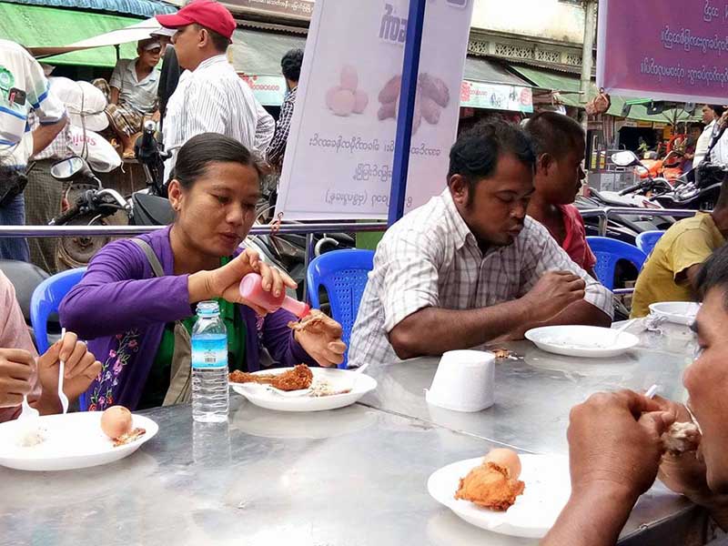 ေျမာင္းျမတြင္ ၾကက္ဥႏွင့္ ၾကက္သားစားပြဲေတာ္ က်င္းပ