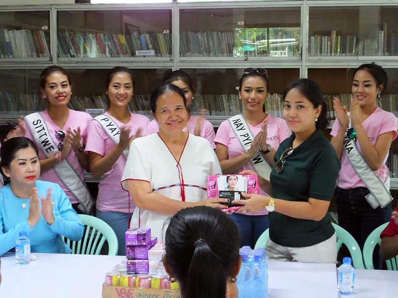 မယ္စၾက၀ဠာျမန္မာအလွမယ္မ်ား မယ္ေတာ္ေဆးခန္းကိုလာေရာက္လႉဒါန္း(ဓာတ္ပံု)
