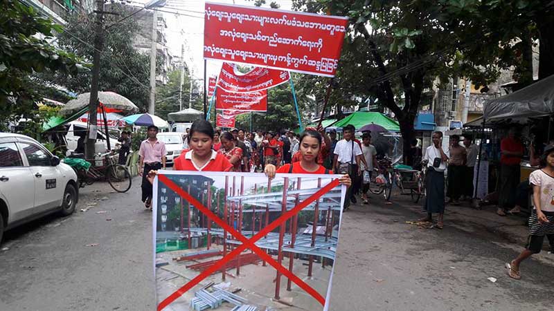 အလံုေစ်းသူေစ်းသားမ်ား ၿမဳိ႕ေတာ္စည္ပင္ကို ဆႏၵျပ (ဓာတ္ပံု)