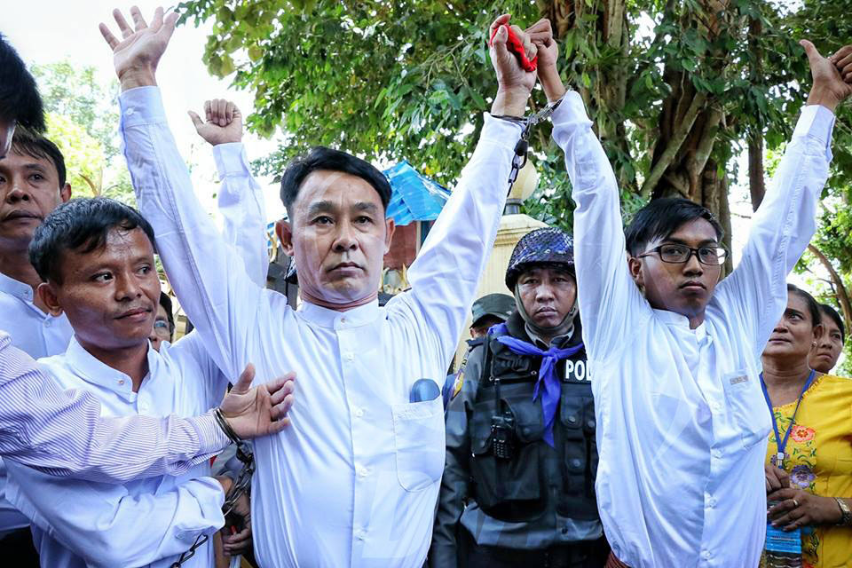 ဒီဗြီဘီသတင္းေထာက္မ်ားကို႐ုံးထုတ္၊ တရားလုိ တပ္မေတာ္အရာရွိ ႐ုံးခ်ိန္းလာရန္ပ်က္ကြက္