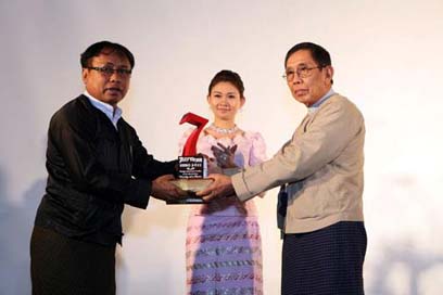 7 Day News  ဂ်ာနယ္က သူရဲေကာင္းဆုမ်ား ခ်ီးျမွင့္