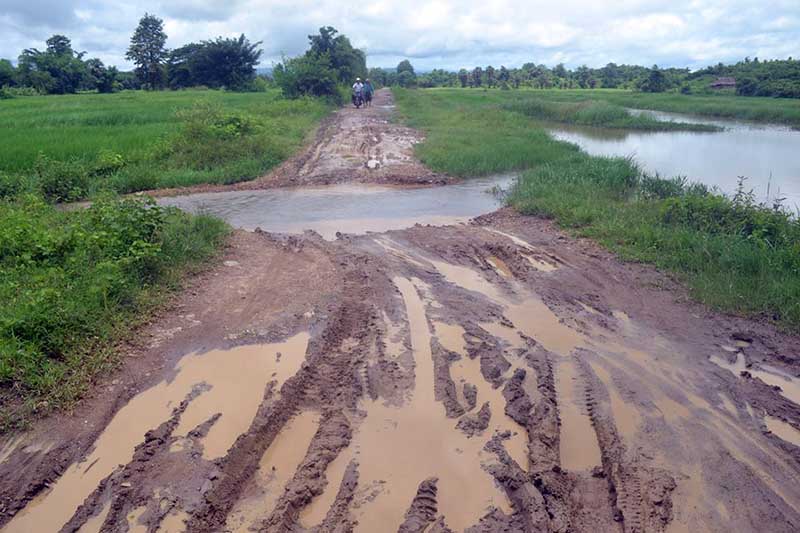 အဂၤပူတြင္ ပ်က္စီးေနသည့္ လမ္းတံတားမ်ား ျပဳျပင္ေပးရန္ ေဒသခံမ်ား လိုလား