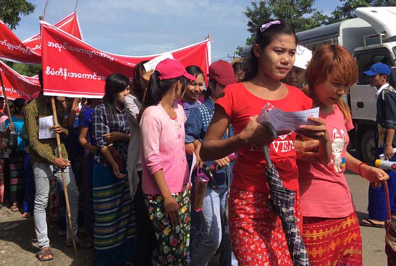 လုပ္ခလစာ ၅၆၀၀ က်ပ္ရရွိေရး လႈိင္သာယာ စက္႐ံုအလုပ္သမား ၂၀၀၀ ခန္႔ ဆႏၵျပ(ဓာတ္ပံု)