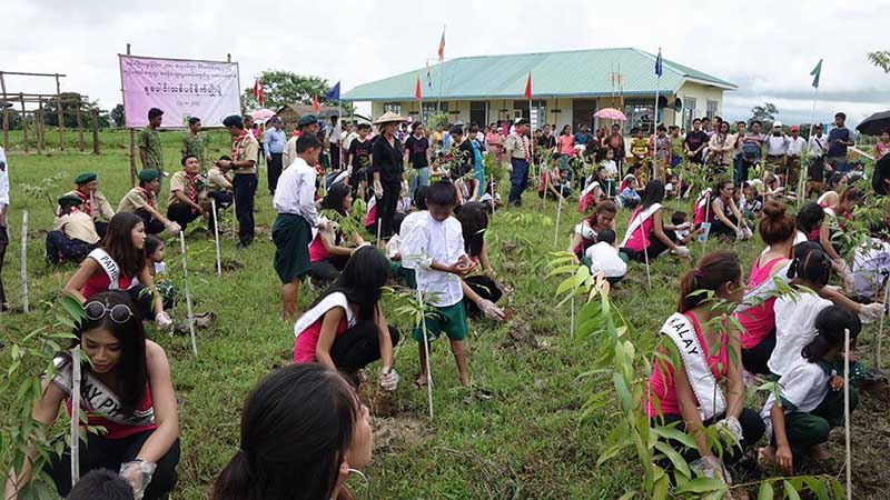 အလွမယ္မ်ားႏွင့္ ေက်ာင္းသားေက်ာင္းသူမ်ား စုေပါင္းသစ္ပင္စုိက္