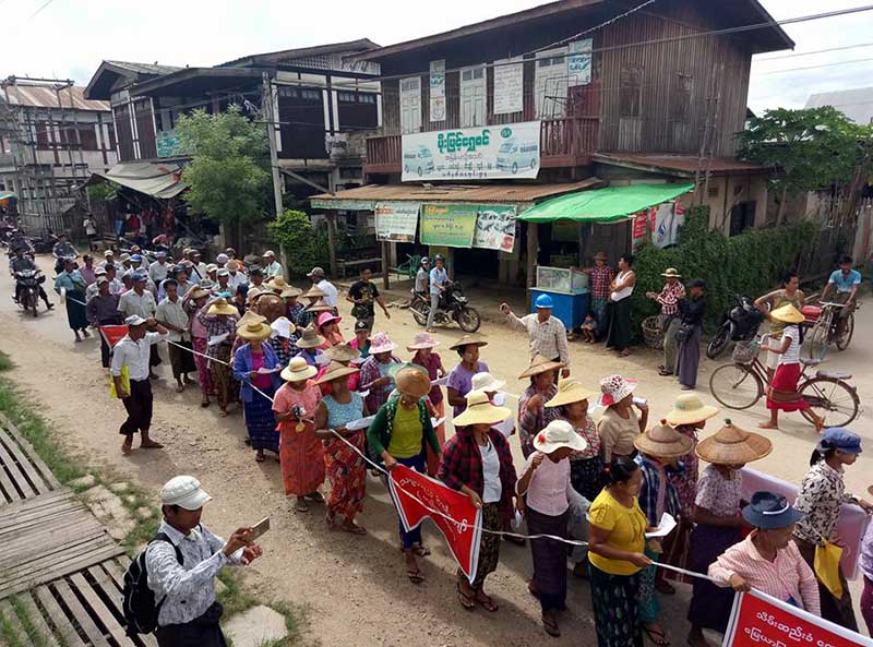 ထီးခ်ဳိင့္တြင္ ေျမသိမ္းခံ ေတာင္သူမ်ား ကန္႔ကြက္ဆႏၵျပ