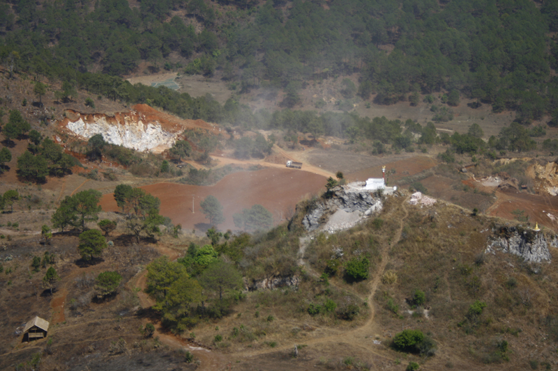 ႐ွမ္း​ျပည္နယ္က အိုး​စည္​ေတာင္ကို ​ေက်ာက္တူး​ေဖာ္ရန္ မိုင္း​ခြဲျဖို (ဓာတ္ပံုသတင္း​)