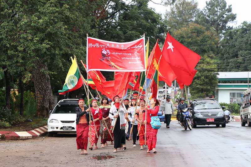 ျပင္ဦးလြင္ၿမဳိ႕တြင္ လူထုဒီမိုကေရစီအေရးေတာ္ပံုံ အထိမ္းအမွတ္စီတန္းလွည့္လည္ (ဓာတ္ပံု)