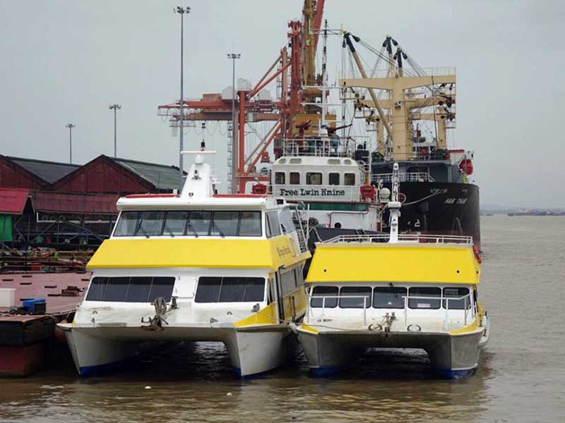 နန္းသီတာဆိပ္ကမ္းတြင္ဆိုက္ကပ္ထားသည့္  Water Bus ေရယာဥ္ (သတင္းဓာတ္ပံု)